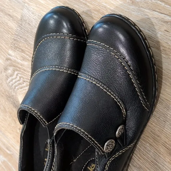 NIB Clarks Black ⚫️Leather Slip-On Loafers with Textured Finish Women's size 6.5