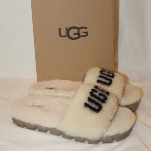 NIB UGG‎ WOMEN'S COZETTA CURLY SHEARLING LOGO SLIPPER SANDALS NATURAL BLA…