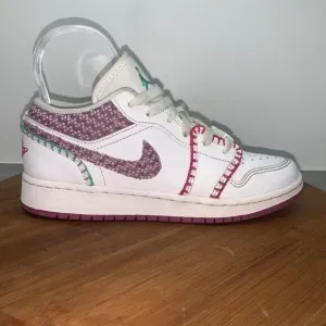 Nike Air Jordan 1 Low SE GS Size 4Y / Women’s 5.5 White Bordeaux Knit DM9037-100
