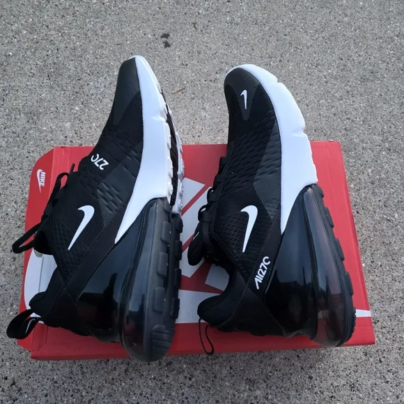 Nike Air Max 270 Black Sneakers Women Size 11.5