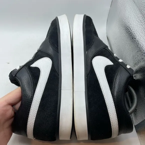 Nike Avid men’s black suede sneakers size 8