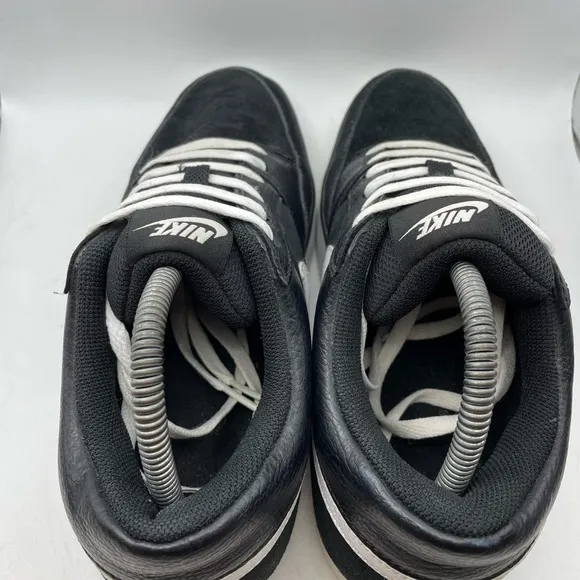 Nike Avid men’s black suede sneakers size 8