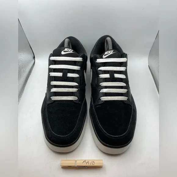 Nike Avid men’s black suede sneakers size 8