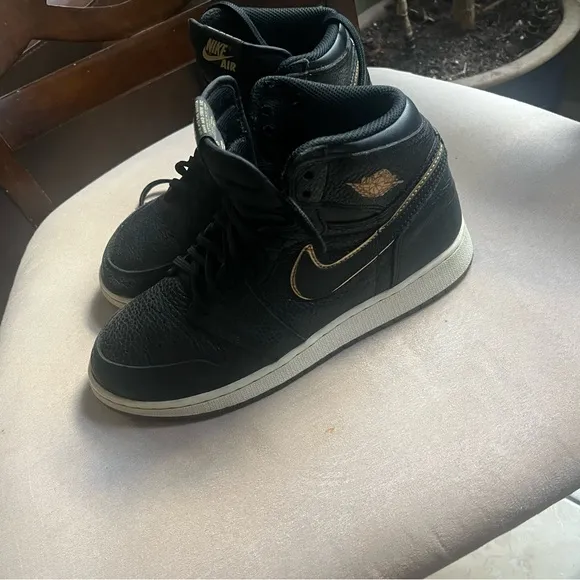 Nike Black and White Sneakers Versatile Skateboarding Design