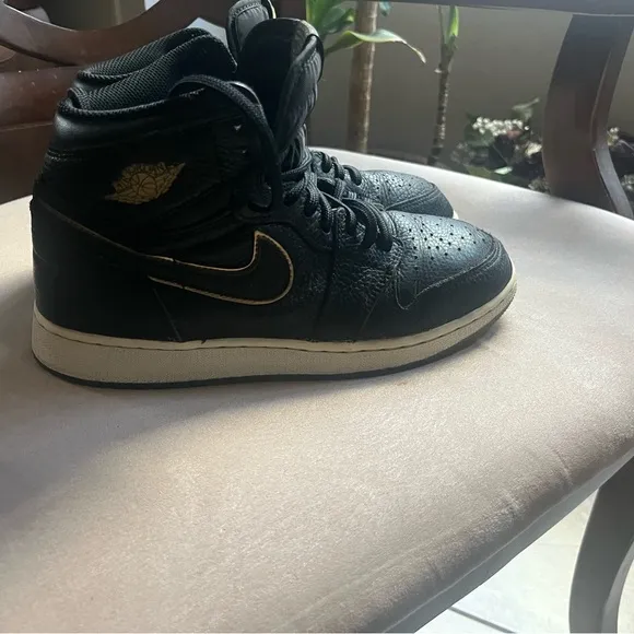 Nike Black and White Sneakers Versatile Skateboarding Design