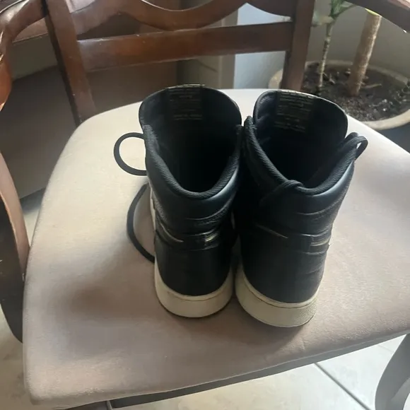 Nike Black and White Sneakers Versatile Skateboarding Design