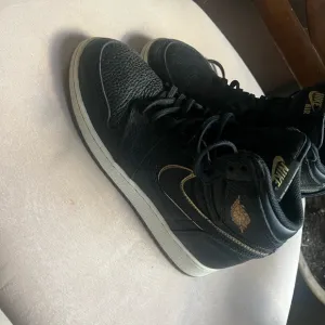 Nike Black and White Sneakers Versatile Skateboarding Design