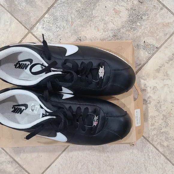 Nike Black and White Sneakers with Leather-like Upper. CORTEZ BASIC LEATHER '06