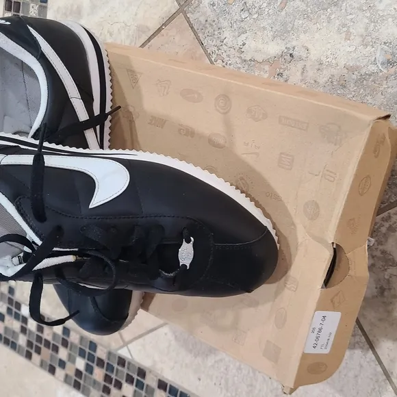 Nike Black and White Sneakers with Leather-like Upper. CORTEZ BASIC LEATHER '06