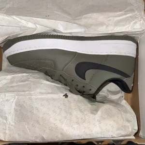 Nike Green and Black Sneakers Low-Top Design