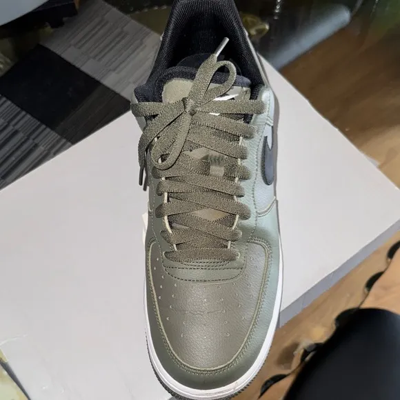 Nike Green and Black Sneakers Low-Top Design