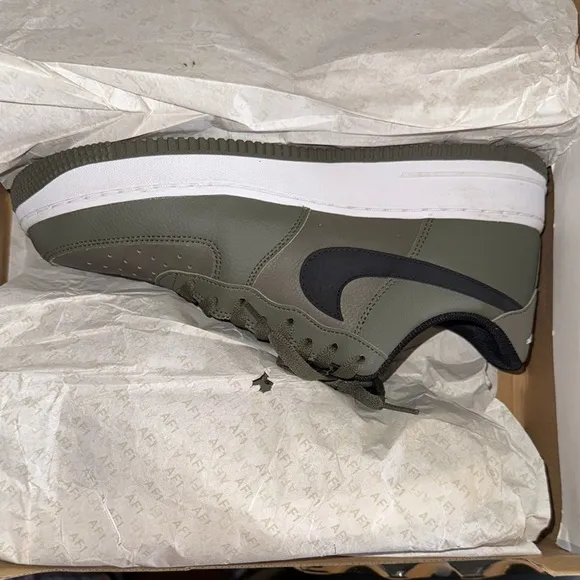 Nike Green and Black Sneakers Low-Top Design