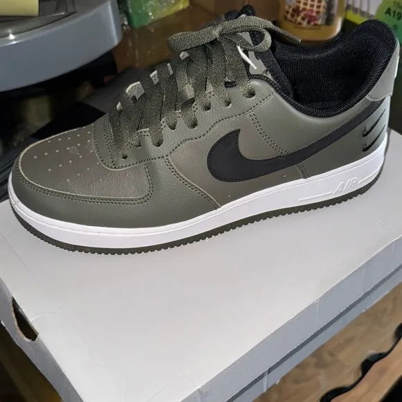 Nike Green and Black Sneakers Low-Top Design