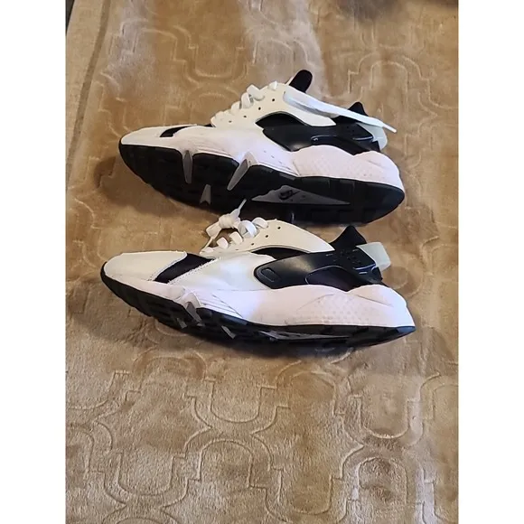 Nike Huraches Men's 10.5 Black And White