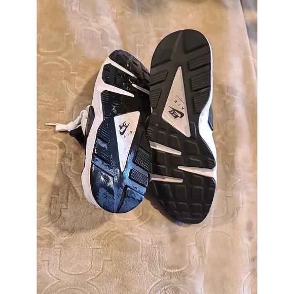 Nike Huraches Men's 10.5 Black And White