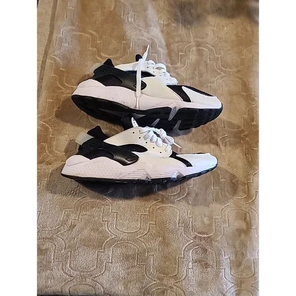 Nike Huraches Men's 10.5 Black And White