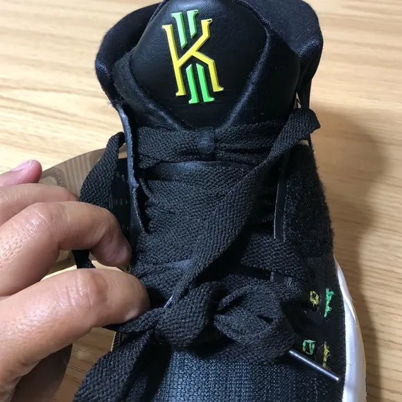 Nike Kyrie Basketball Sneakers Men Size 6.5Y