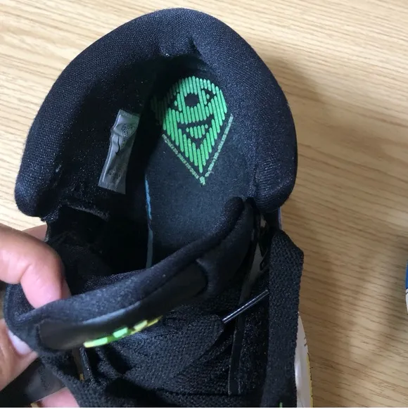 Nike Kyrie Basketball Sneakers Men Size 6.5Y