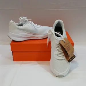 Nike Revolution 7 Sneakers