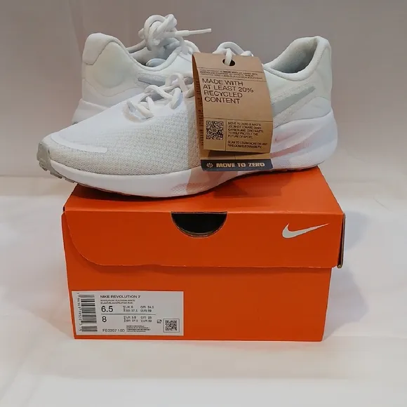Nike Revolution 7 Sneakers