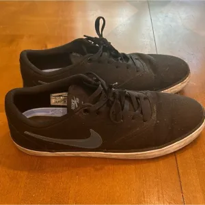 Nike SB Black Low-Top Sneakers