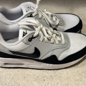 Nike White and Black Sneakers