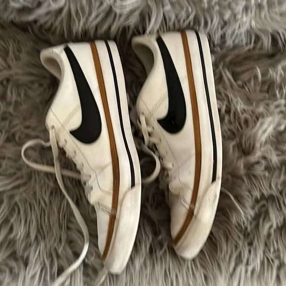 Nike Youth Court Legacy White,Black,Gold Size 6.5Y