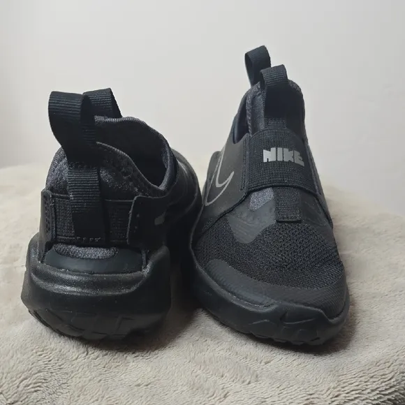 NWOB Little Boy  Nike Flex Runner  Black Slip-On Sneakers with Cushioned Mid…