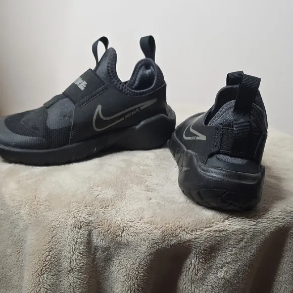NWOB Little Boy  Nike Flex Runner  Black Slip-On Sneakers with Cushioned Mid…
