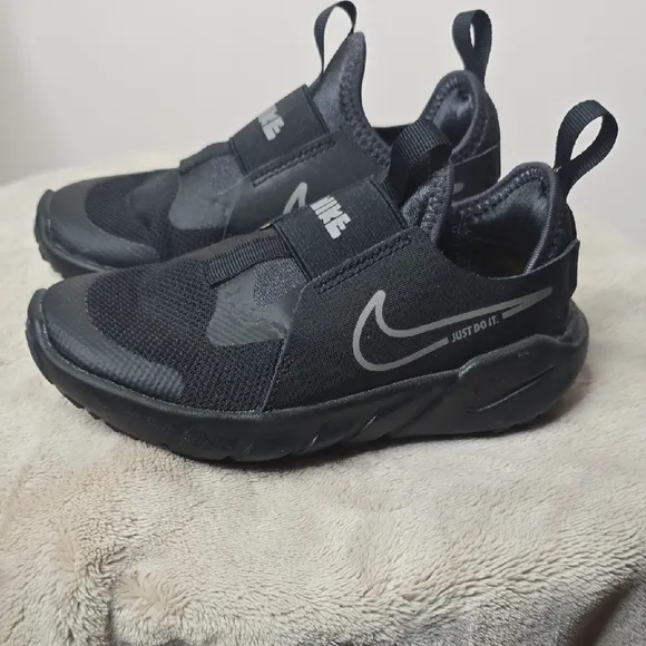 NWOB Little Boy  Nike Flex Runner  Black Slip-On Sneakers with Cushioned Mid…