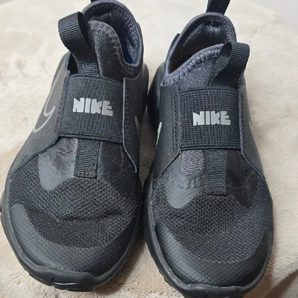 NWOB Little Boy  Nike Flex Runner  Black Slip-On Sneakers with Cushioned Mid…