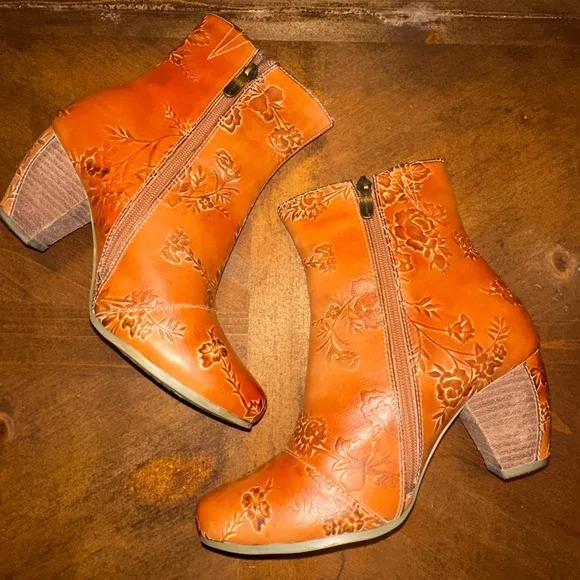 NWOB Women's Spring Step L'Artiste Folka Booties Size 40