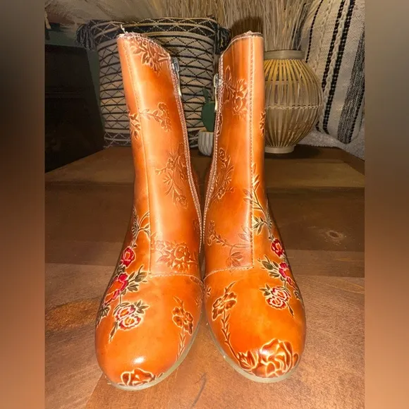 NWOB Women's Spring Step L'Artiste Folka Booties Size 40