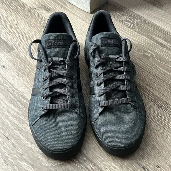 NWOT Adidas sneakers/8.5