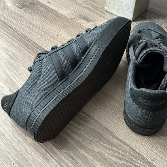 NWOT Adidas sneakers/8.5