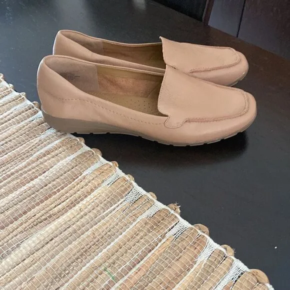 NWOT Easy spirit leather loafers. Tan color size 9.5