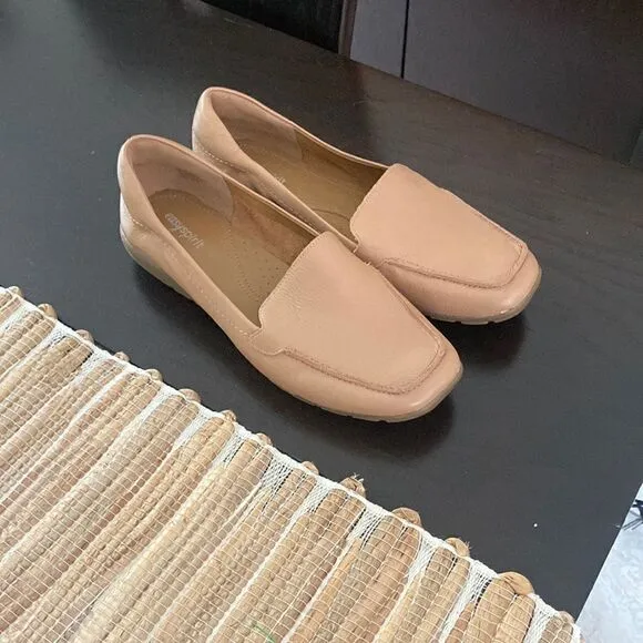 NWOT Easy spirit leather loafers. Tan color size 9.5