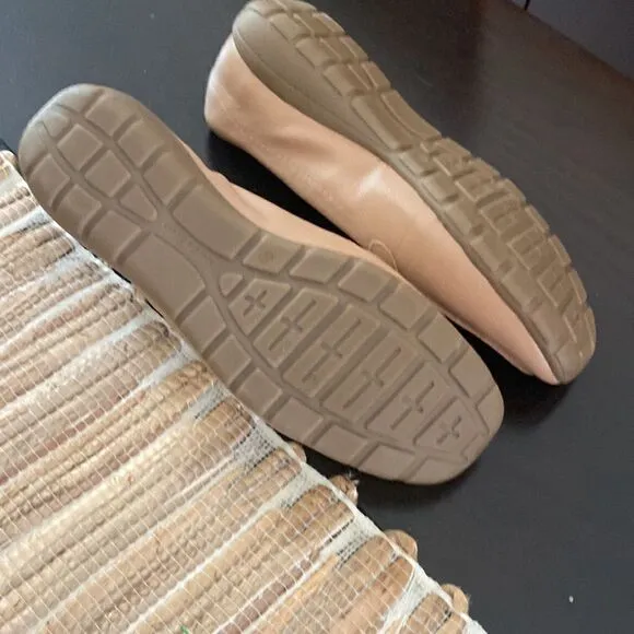 NWOT Easy spirit leather loafers. Tan color size 9.5