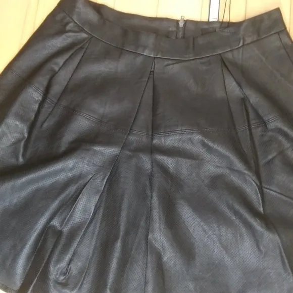 NWOT Harve Benard vegan leather short pleated mini skirt black size M