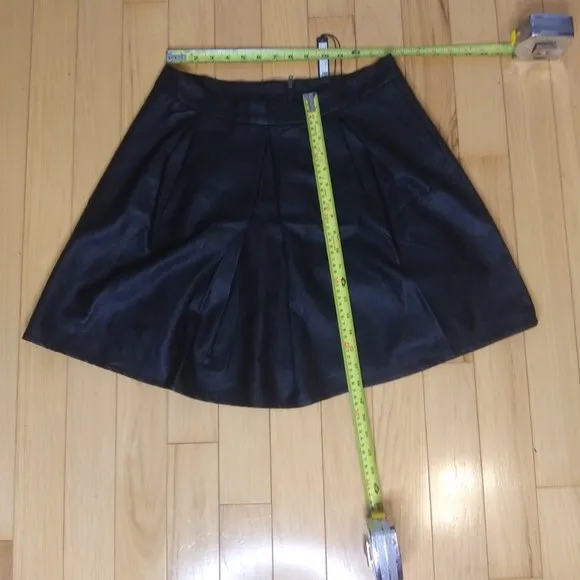 NWOT Harve Benard vegan leather short pleated mini skirt black size M
