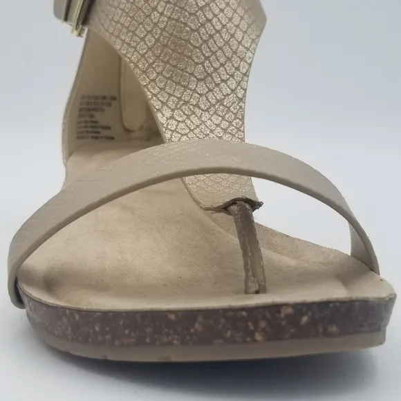 NWOT Kenneth Cole Reaction Great Gal T-Strap Wedge Sandals, Soft Gold, Size 8.5