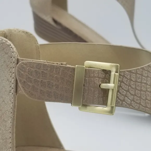 NWOT Kenneth Cole Reaction Great Gal T-Strap Wedge Sandals, Soft Gold, Size 8.5