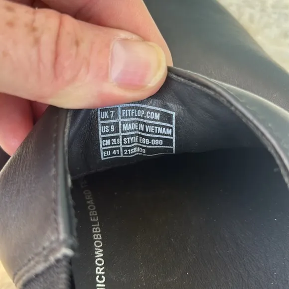 NWOT Women’s Fitflop Black Loafers Slip-Ons Size 9