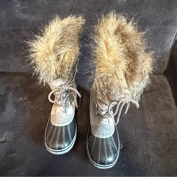 NWOT Women's Gray Joan of Arctic Waterproof winter boots.