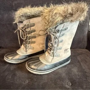 NWOT Women's Gray Joan of Arctic Waterproof winter boots.