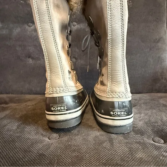 NWOT Women's Gray Joan of Arctic Waterproof winter boots.