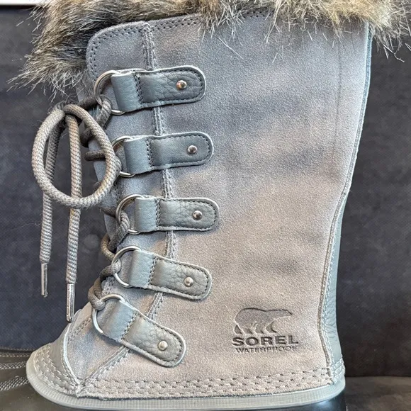 NWOT Women's Gray Joan of Arctic Waterproof winter boots.