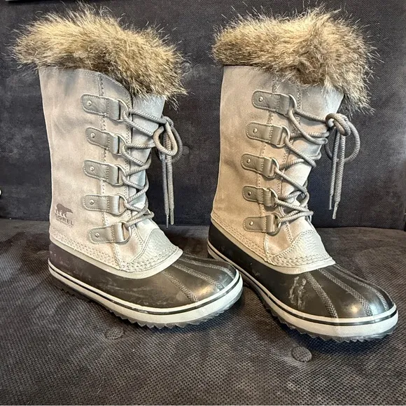 NWOT Women's Gray Joan of Arctic Waterproof winter boots.