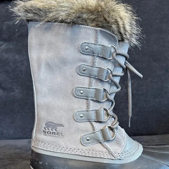 NWOT Women's Gray Joan of Arctic Waterproof winter boots.