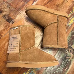 NWT Bearpaw Youth Suede Boots
